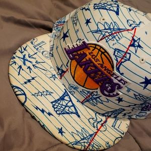 A cool designed snap back lakers hat